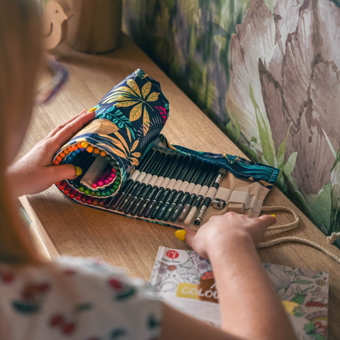 Kredki Ołówkowe w Miękkim Piórniku Zestaw 76 elementów 15_KREDKI_ZWIJANE_76_RAGI_-_EAN_590431618528